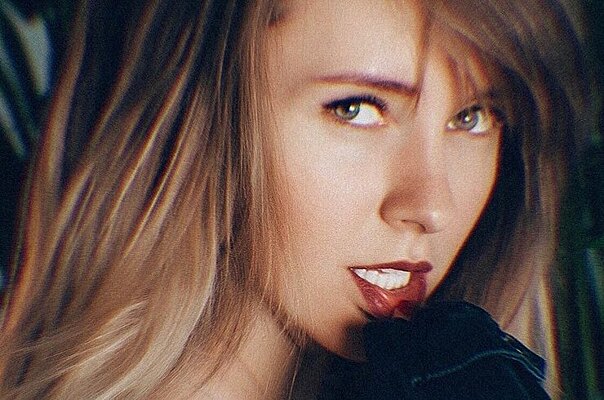 Ол қалың әтешімен жас қызды күшті оргазмға әкелді.