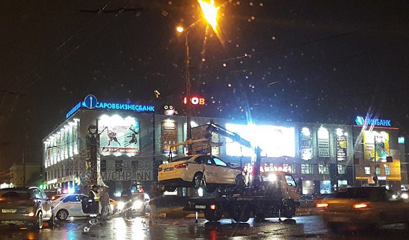 Внедорожник протаранил автомобиль ДПС на Сормовском повороте (ФОТО)