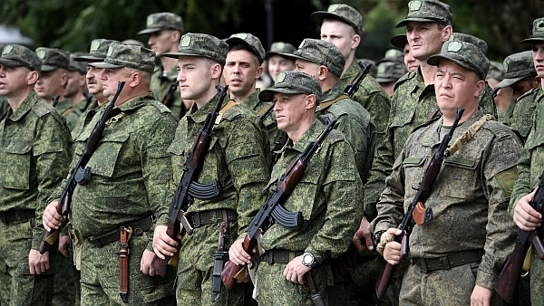 Шадаев заявил, что военкоматы начали получать списки IТ-специалистов на отсрочку