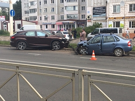 Костромичка чудом выжила после аварии на главной улице города