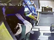 В Самарской области женщина с ножом напала на кассира и попала на видео