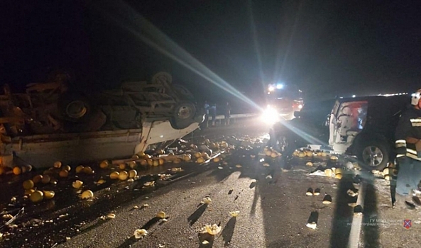 На трассе в Волгоградской области иномарка протаранила грузовик с дынями