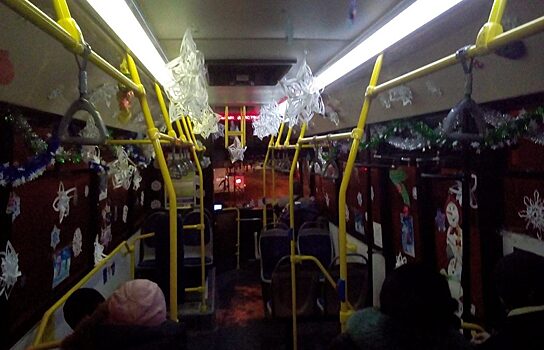 В Кургане автобусы украсили снежинками, над которыми смеялся Ургант