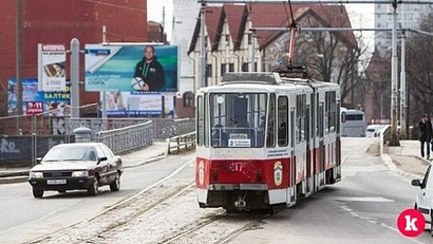 Гоша Куценко проехал по Калининграду на музыкальном трамвае и выступил в депо