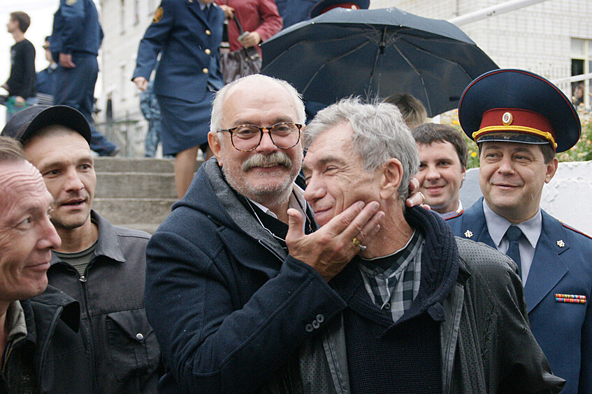 Кинорежиссер Никита Михалков и телеведущий Юрий Николаев во время посещения исправительной колонии №6 в городе Самара, 2010 год