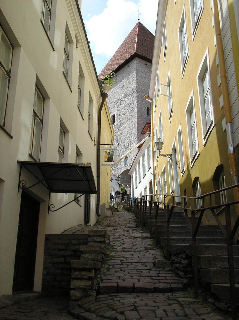 Улица Люхике Ялг (Короткая нога), Таллин, Эстония