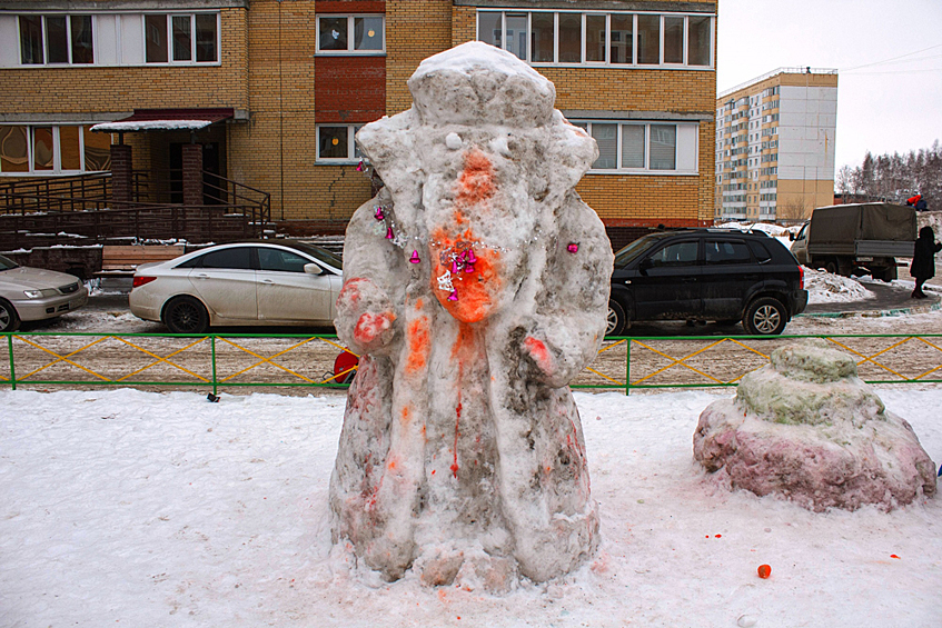 И его старший брат, обливший себя морковным соком.