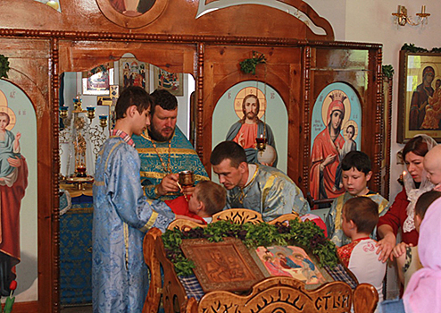 Военнослужащие российской военной базы в Таджикистане и их семьи отметили День Святой Троицы