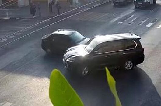 Появилось видео столкновения в центре Рязани такси и Lexus
