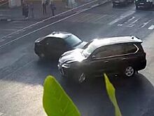Появилось видео столкновения в центре Рязани такси и Lexus