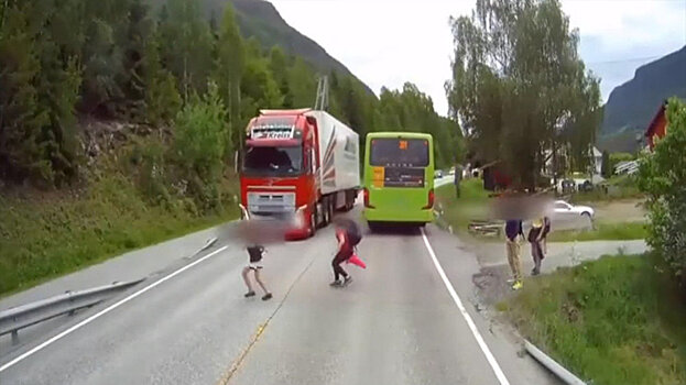 В Норвегии камера сняла, как грузовик едва не сбил мальчика