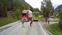 В Норвегии камера сняла, как грузовик едва не сбил мальчика