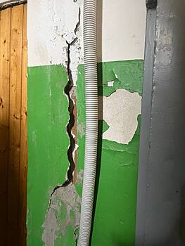 Замглавы Ростова по ЖКХ встретился с жильцами аварийного дома на ул. Щаденко