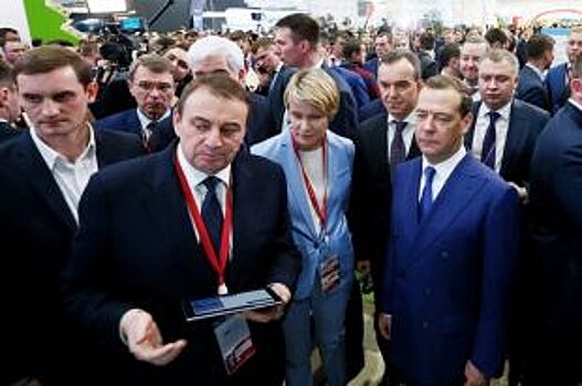 Медведев ознакомился с экспозицией ряда регионов на сочинском форуме