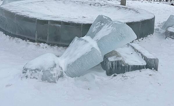 В Челябинске вандалы в разных районах повредили новогодние городки