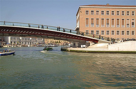 В Венеции мост не выдержал толп туристов
