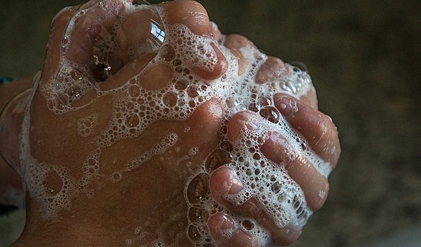 Врач предупредил об опасности частого мытья рук