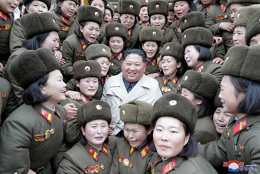 Лидер Северной Кореи Ким Чен Ын в окружении военнослужащих женского подразделения КНА, 2019 год