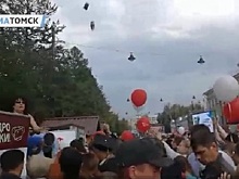 Россиян забросали пирожными