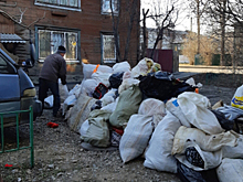 Из квартиры россиянки вывезли сотню мешков с мусором