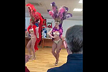Российские чиновницы поздравили коллег-мужчин танцем в трусах и перьях