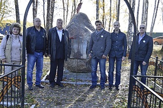 Участники поискового отряда Вороновский рубеж приняли участие в высадке Аллеи Героев