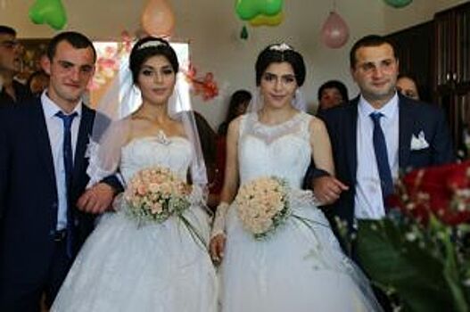 В Багратионовске зарегистрировали браки между двумя братьями и сестрами