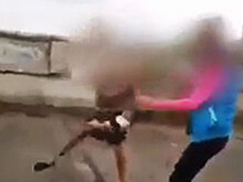 Появилось видео издевательств подростков над сверстницей