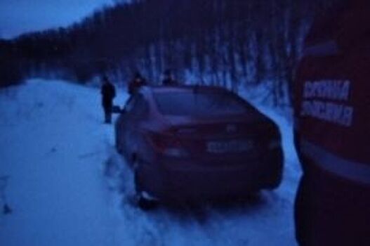 В Ульяновске на спуске к Волге застрял автомобиль с гражданами Йемена