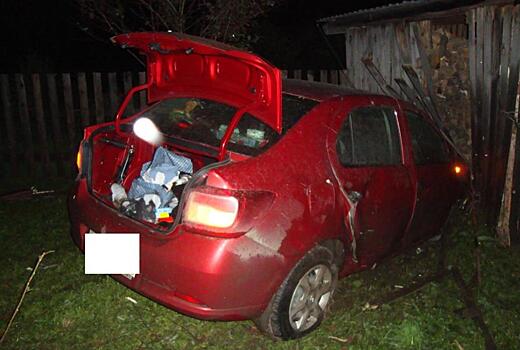 В Слободском районе 24-летняя девушка на «Рено» врезалась в сарай