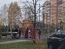 Россиянин устроил уличный концерт для возлюбленной и получил поддержку соседей