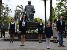 Абхазский памятник и венгерский бюст Шинкуба