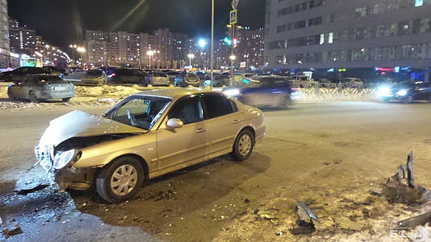 Машины увезли на эвакуаторах: возле Южного автовокзала Hyundai протаранил в бок ВАЗ-2115