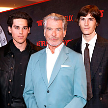 Смена подрастает: Пирс Броснан пришёл с сыновьями на премьеру фильма «Родители в законе»