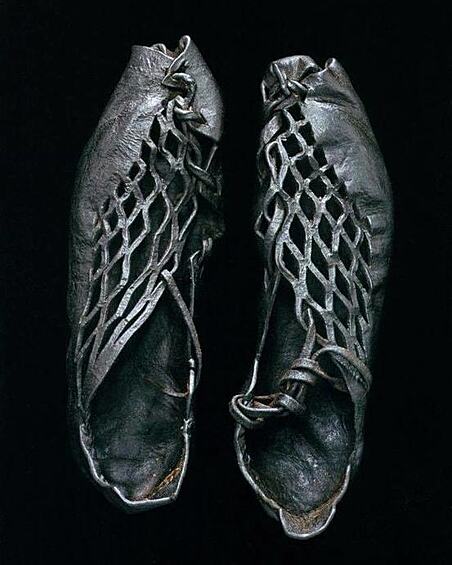 Эта пара замысловатой обуви была найдена в 1900 году на теле более 2300 лет назад. Они принадлежали немцу из Дамендорфа, Шлезвиг-Гольштейн, который умер еще в 300 г. до н.э.