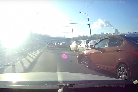 Момент массового ДТП на мосту в Уфе попал на видео