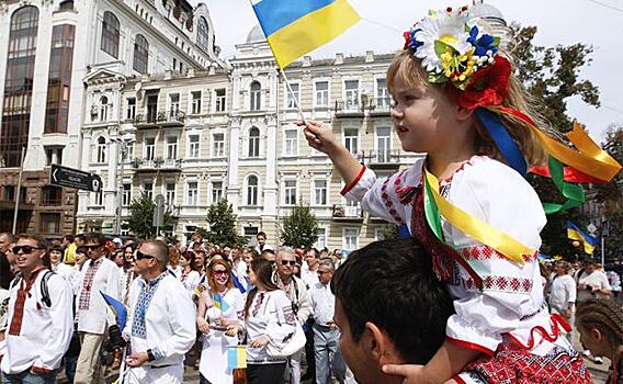 Вышиванка со свастиками – лучший подарок для укропатриота