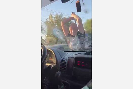 Вооруженный молотком россиянин преградил дорогу маршрутке с пассажирами