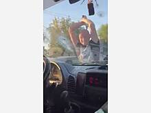 Вооруженный молотком россиянин преградил дорогу маршрутке с пассажирами