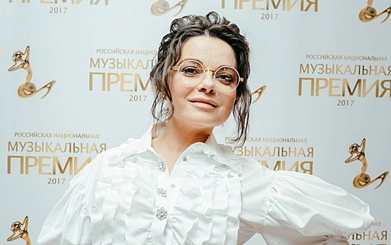 Валерия и Наташа Королева пришли на презентацию «русской «Грэмми» в белых рубашках с жабо, а Зара — в пиджаке с «орденами»