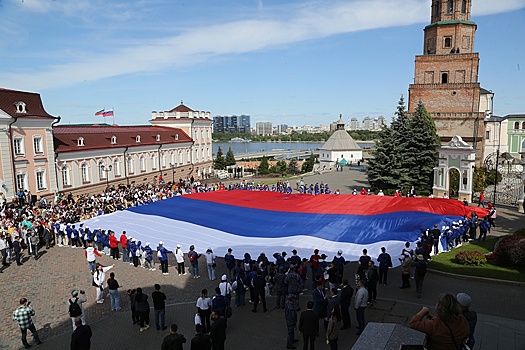 В Казани на Параде дружбы развернули огромный флаг России