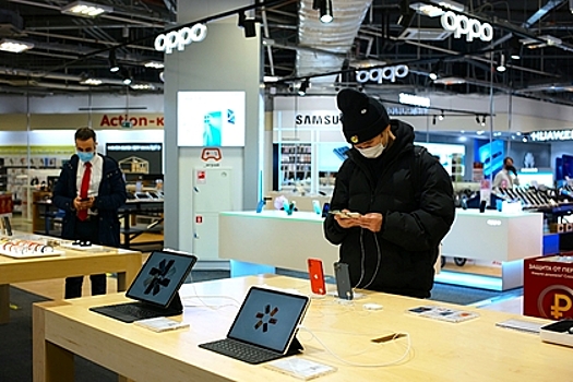 Экономист перечислил подешевевшие на фоне укрепления рубля товары