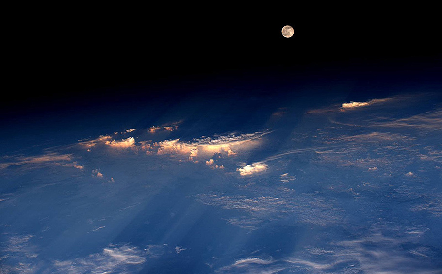 Джефф Уильямс из НАСА сфотографировал подъём полной луны незадолго до захода солнца. Снимок сделан c Международной космической станции во время полёта над западной частью Китая