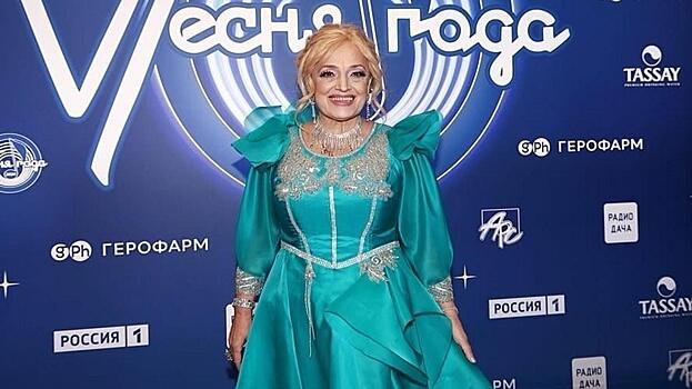 Надежда Кадышева вышла на сцену с сыном, которого обвиняют в мошенничестве: видео Super
