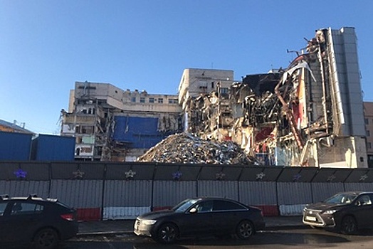 Гора строительного мусора «выросла» на месте киноцентра «Соловей» в Москве
