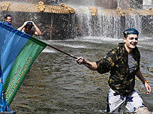 Активисты "Лев против" устроили потасовку с десантниками в Парке Горького