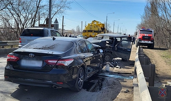 На дороге под Волгоградом столкнулись сразу четыре автомобиля