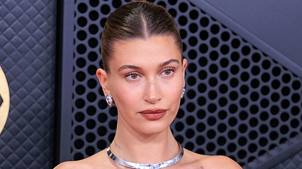 Модель Хейли Бибер вышла в свет в мини-платье с открытой спиной