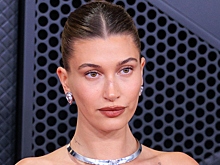 Модель Хейли Бибер вышла в свет в мини-платье с открытой спиной