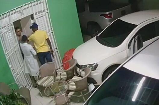 Домовладелец обманул налётчиков, спрятавшись за дверью